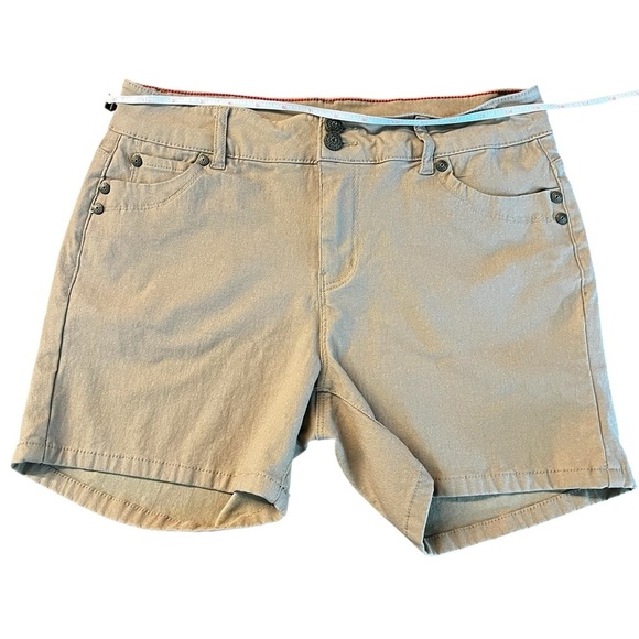 Sabrina Lauren Tan Bermuda Shorts with a Washed Look Size 14 - Picture 4 of 6
